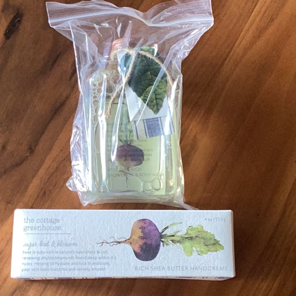 The cottage garden gift set. Shea butter handcreme & shower oil/body wash.